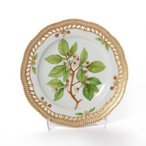 Flora Danica gennembrudt tallerken af porcelæn dekoreret i farver og guld med blade. 3553. Royal Copenhagen. 1898-1923. Diam. 25 cm.