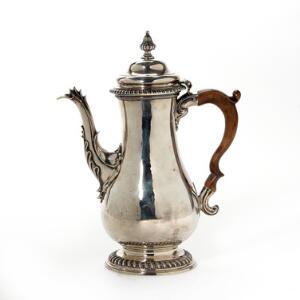 George III kaffekande af sterlingsølv. Mester John Swift, London 1765. Vægt 883 gr. H. 27,5 cm.