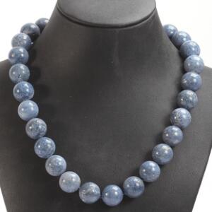 Koralhalskæde prydet med perler af cabochonsleben grå koral. Perlediam. ca. 15 mm. L. ca. 48 cm. 2012.