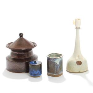 Finn Lynggaard Lågkrukke, vase, bordlampe og større lågkrukke af stentøj, dekorerede med blå hvid og brun glasur. Sign. Finn L. H. 10-27. 4