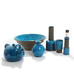 Niels Kähler m.fl. Tepotte, bordskål og to vaser af stentøj og keramik dekoreret med blå glasur. Udført hos Kählers keramiske værksteder. 6