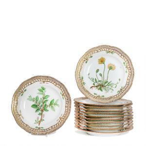 Flora Danica 12 gennembrudte frokosttallerkener af porcelæn dekorerede i farver og guld med blomster. 3554. Royal Copenhagen. Diam. 23 cm.  12