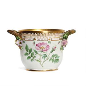 Flora Danica vinkøler af porcelæn dekoreret i farver og guld med blomster. 3570. Royal Copenhagen. H. 12 cm. Diam. 14 cm.