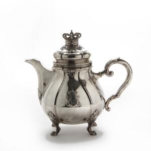 Thekande af sølv med Christian Xs monogram og skydebrødrenes kartouche. Mester P. Hertz, Købenahvn 1935. Vægt 880 gr.