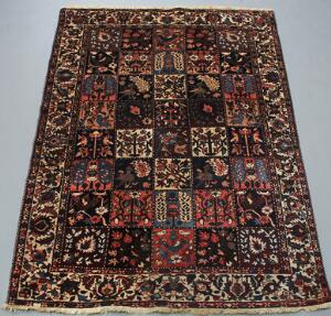 Baktiari tæppe, Persien. Klassisk design med paradisets have. 20. årh.s slutning. 228 x 156.