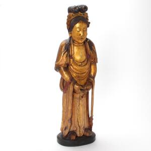 Guanyin af forgyldt og bemalet træ stående med samlede hænder. Kina, 19.20. årh. H. 65 cm.