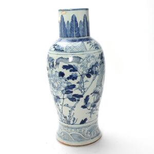 Stor balusterformet vase af porcelæn, dekoreret i underglasur blå i Wanli stil med drager og blomster i frise. Kina, 20. årh. H. 55 cm.