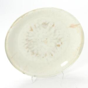 Kinesisk tallerken af porcelæn Ding Ware - med hvid glasur. Antagelig Song, 10. årh. Diam. 22,5 cm.