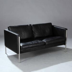 O  M Design Fritstående to-personers sofa med stel af børstet stål. Sider, ryg samt løse hynder betrukket med sort skind.