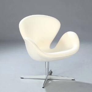 Arne Jacobsen Svanen. Hvilestol med drejestel. Sider, sæde og ryg betrukket med hvidt alcantara. Udført hos Fritz Hansen.