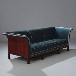 Frits Henningsen Tre-personers sofa opsat på seksbenet, svungent, profileret stel af mahogni. Sæde, sider samt ryg betrukket med blå velour.