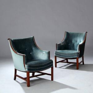 Frits Henningsen Et par armstole med svungent stel af mahogni. Sæde, sider samt dybthæftet ryg betrukket med blå velour. 2