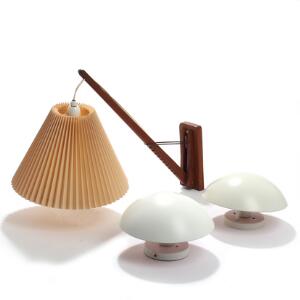 Poul Henningsen  dansk design P-Hat. To væglamper af hvidlakeret metal. Samt justérbar væglampe af teaktræ med plisseret skærm. 3