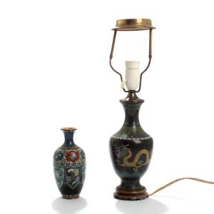 Orientalsk cloisonné bordlampe og vase, rigt dekoreret i farver med dyr, blomster og bladværk i farver. 20. årh. Bordlampe inkl. montering 45,5. 2