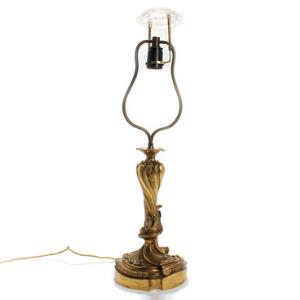 Fransk Louis Philippe bordlampe af forgyldt bronze, støbt med kæmninger og bladværk. 19. årh. H. inkl. montering 68.