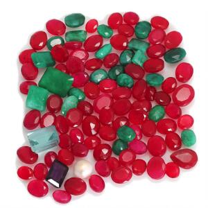 Samling af uindfattede facetslebne smykkesten bestående af rubiner, smaragder, topas, ametyst og ferskvandskulturperle. I alt ca. 754.11 ct. 50