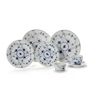 Musselmalet. Restaurations service af porcelæn dekoreret i underglasur blå. 97