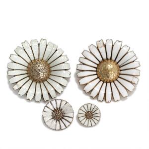 A. Michelsen Smykkesæt af delvis forgyldt sterlingsølv bestående af to Margueritbrocher og en øreclip prydet med hvid emalje. Diam. ca. 5 og 1,7 cm. 4