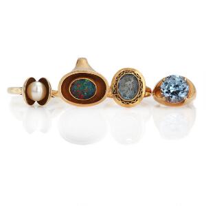 Fire ringe af 14 kt. guld prydet med henholdsvis kulturperle, opaltriplet og blå sten. Str. 51, 52, 61 og 66. Vægt i alt ca. 31 gr. Ca. 1960-70. 4