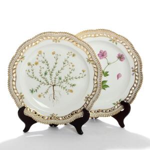 Flora Danica. To middagstallerkener af porcelæn, Kgl. P., gennembrudt fane, dekoreret i farver og guld med blomster. Nr. 3574. Diam. 28. 2