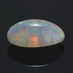Uindfattet cabochonslebet opal på ca. 4.51 ct.