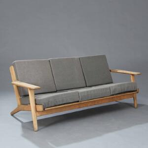 Hans J. Wegner GE 2903. Tre-personers sofa af massiv eg. Løse hynder i sæde og ryg betrukket med lys grå uld. L. 180.
