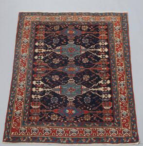Kaukasisk tæppe, sammenhængende ornamentik på blå bund. Pæn kvalitet. 20. årh.s anden halvdel. 160 x 127.
