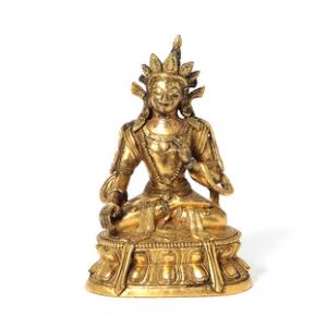 Tara af forgyldt bronze siddende i mediterende stilling på lotus trone. Kina-Tibet, 19. årh. H. 11,5 cm.