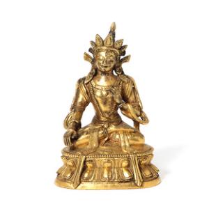 Tara af forgyldt bronze siddende i mediterende stilling på lotus trone. Kina-Tibet, 19. årh. H. 11,5 cm.