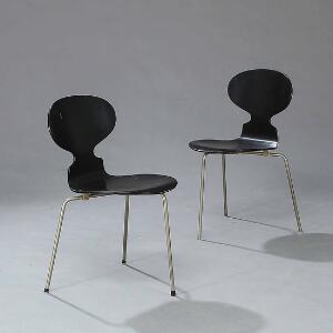 Arne Jacobsen Myren. Et par sidestole opsat på tre-benet stel af stål. Sæde og ryg af formbøjet, lamineret sortlakeret træ. 2