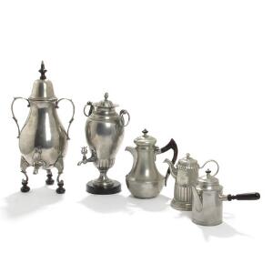 Empire themaskine, themaskine og tre kaffekander af tin. Flere stemplet. 19. årh. H. 18-46. 5