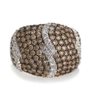 Diamantring af 18 kt. delvist sort rhodineret hvidguld prydet med brillantslebne diamanter på i alt ca. 4.40 ct. Str. 56.