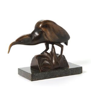 Alex Pfeifer Figur af patineret bronze i form af fugl. Sign Alex Pfeifer samt bronzestøber mærke for Braunlich  Langlotz opsat på base af marmor. H. 1417 cm.