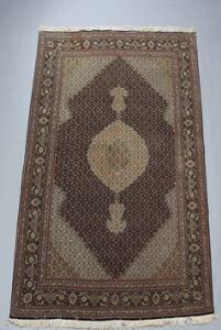 Tabriz tæppe, Persien. Klassisk medaljondesign med silkekonturer. Flot kvalitet. Ca. år. 2000. 296 x 202.