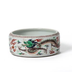 Rund kinesisk famille verte skål af porcelæn, dekoreret i farver med drager. Qing. Diam. 17 cm. H. 7 cm.
