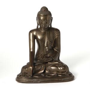 Mandalay buddha af bronze siddende i Bhumisparsha Mudra. Myanmar 19. årh. H. 31 cm.