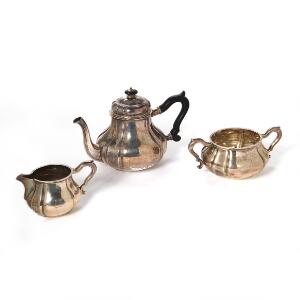 A. Michelsen Teservice af sterlingsølv bestående af kaffekande, flødekande og sukkerskål, ligeknækket korpus. København 1917, 1918. Vægt 1235 gr. 3.