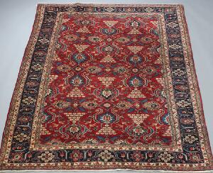 Tabriz tæppe, Persien. Design med stiliserede akantusblade på rød bund. 20. årh.s slutning. 295 x 195.