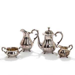 Kaffeservice af sølv, bestående af kaffekande, mælkekande, flødekande og sukkerskål. Hugo Grün, 1930erne. Vægt ca. 1645 gr. H. 8,5-23. 4