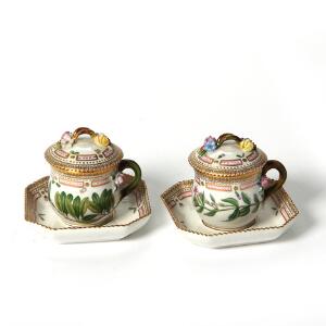 Flora Danica to par cremekopper af porcelæn, dekorerede i farver og guld med blomster. 3514 og 3515. Royal Copenhagen.  2