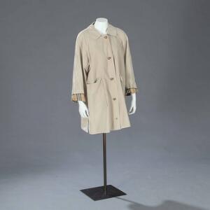 Burberry Lys trenchcoat med forgyldte knapper. Str. 42. L. ca. 91 cm.