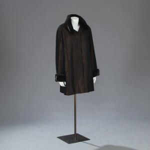 Alexandra Brun frakke med aftageligt foer af brunt farvet kaninpels, samt aftagelig krave. Str. 38. L. ca. 90 cm.