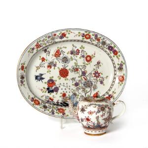 Fürstenberg fad og Wien tepotte af porcelæn, dekorerede i farver i kinesisk maner. Tyskland og Østrig, 18. årh. L. 38 cm. Kande H. 13 cm. 2