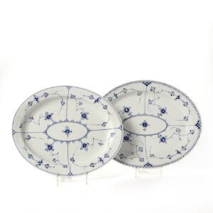 Musselmalet riflet og halvblonde To fade af porcelæn i dekoreret i underglasur blå. Royal Copenhagen. 2