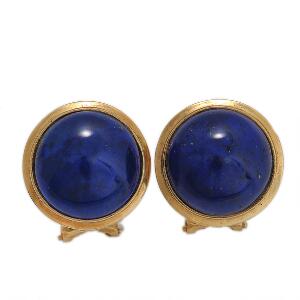 Et par lapis lazuliørestikker af 14 kt. guld hver prydet med cabochonslebet lapis lazuli. Diam. ca. 1,5 cm. 2