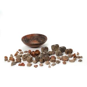 Samling præcolumbianske hoveder og andre fragmenter af brændt ler, nogle bemalede. Sydamerika mm. H. 1-9 cm. Diam. 25 cm. ca. 35