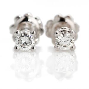 Et par diamantørestikker af 18 kt. hvidguld hver prydet med brillantslebet diamant på i alt ca. 0.47 ct. Top Wesselton G-H. Klarhed VVS-VS. Ca. 2009. 2