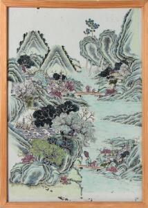 Kinesisk plakette af porcelæn, dekoreret i farver med landskab med personer og arkitektur. Qing eller senere 20. årh. 44 x 31 cm.