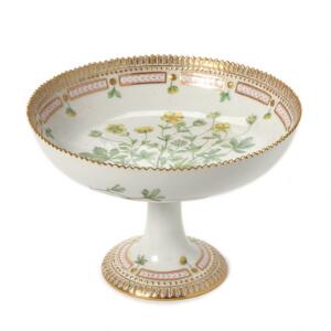 Flora Danica Opsats af porcelæn, dekoreret i farver og guld med blomster. Nr. 3588. Royal Copenhagen. H. 14 cm.