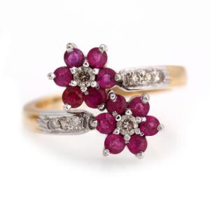 Rubin -og diamantring af 14 kt. guld- og hvidguld prydet talrige facetslebne rubiner og brillantslebne diamanter. Str. 53.